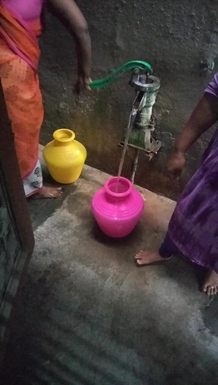 Benita sweety: Teta tlačí vodní pumpu