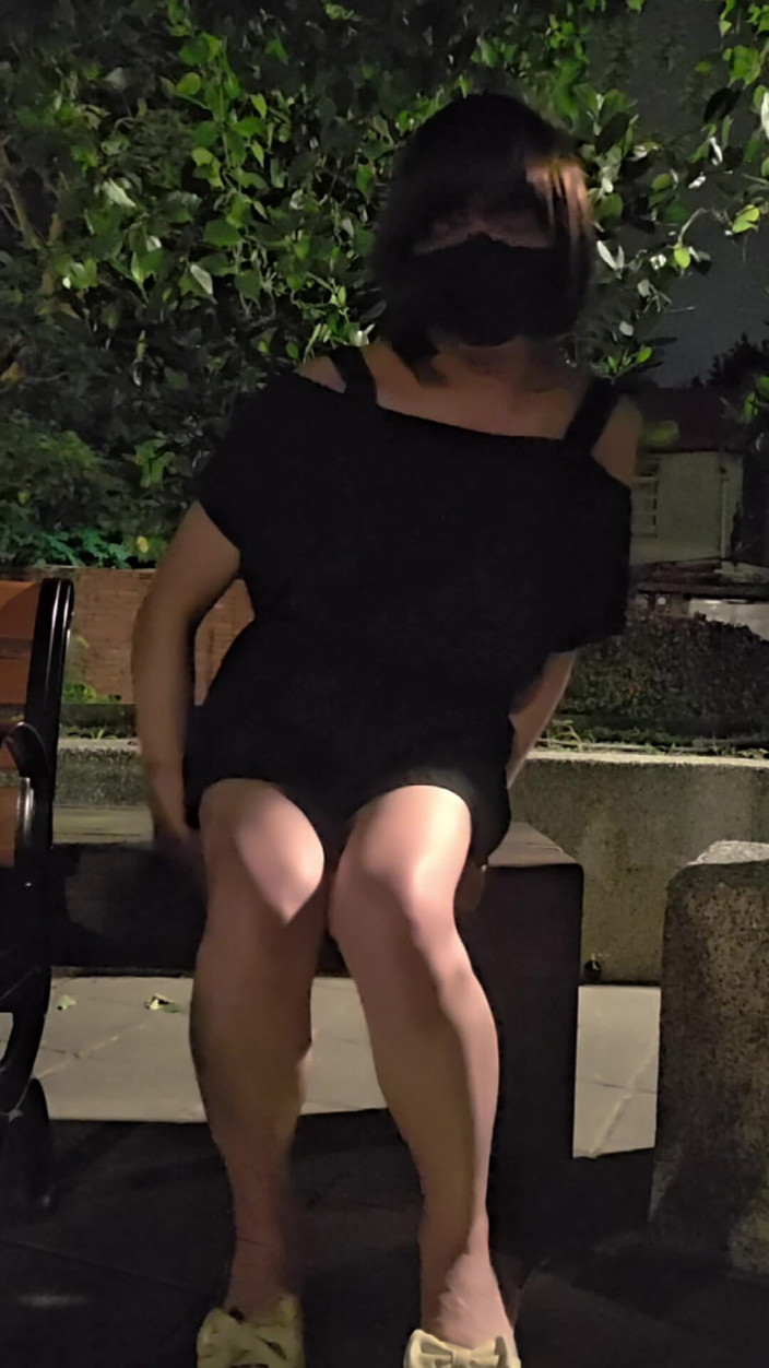 Taiwancdgirl: 可爱的伪娘婷萱户外骑乘两只假阳具