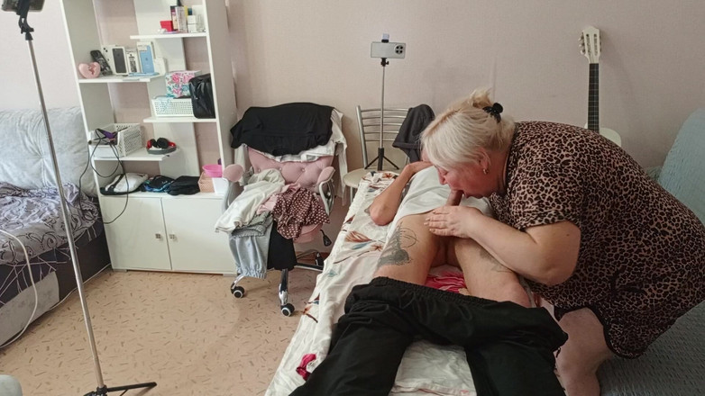 Zona901: सौतेली मम्मी मालिश की मेज पर मेरे लंड को चूसती और झटका देती है और वीर्य निगलती है