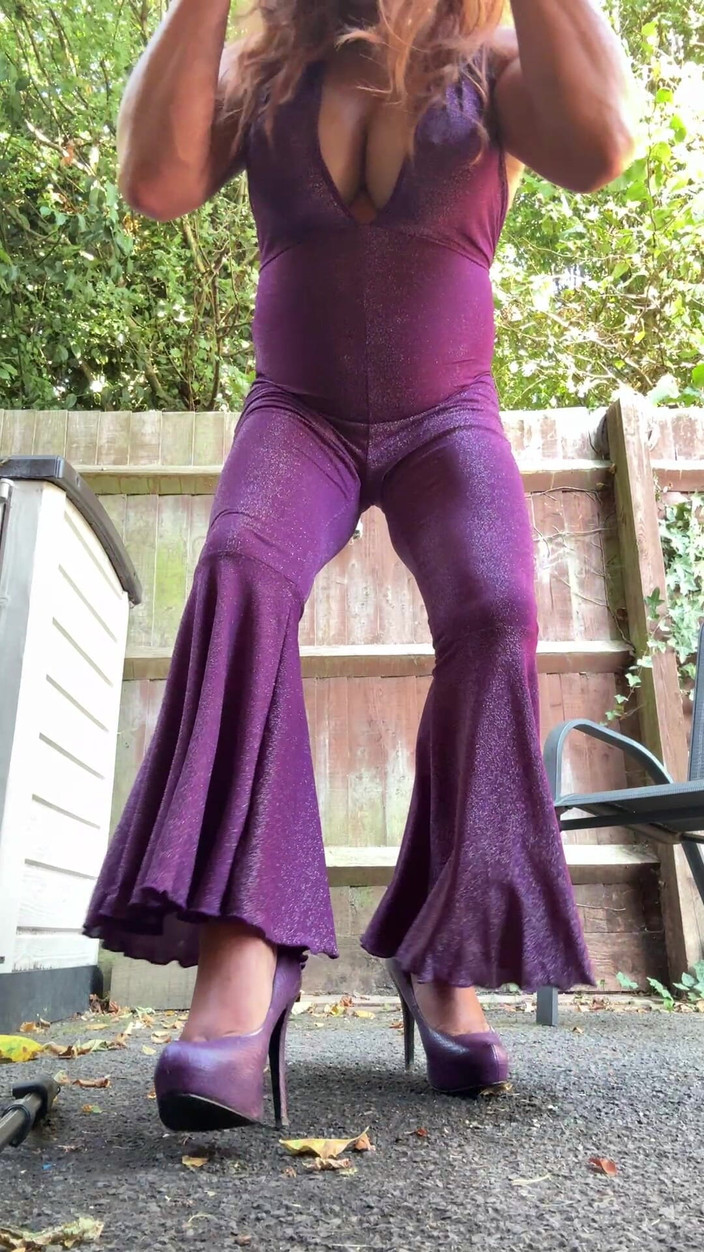 Kellycd2022: Kellycd2022, travesti sexy dans une combinaison violette et des talons