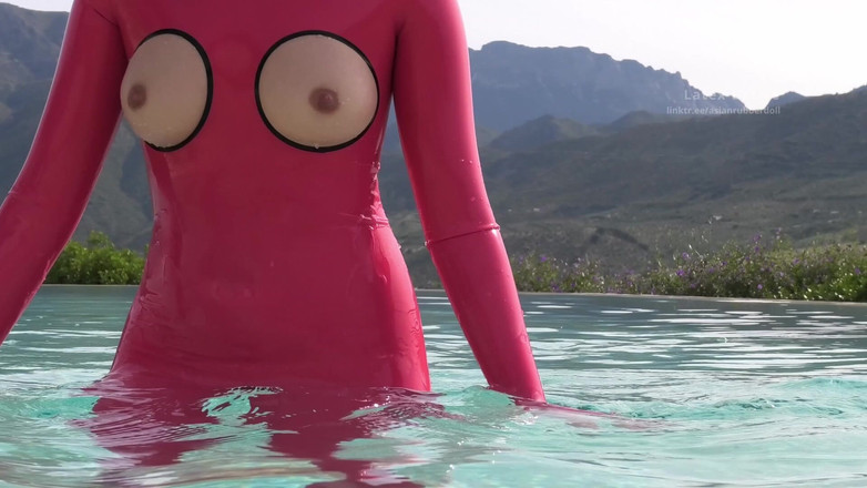 Latex Desire: Asianrubberdoll di kolam syurga