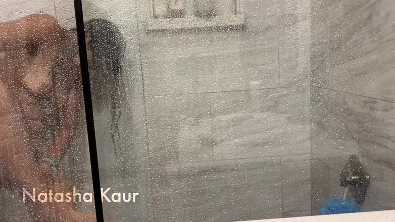 Natasha Kaur: Відео від першої особи: ти спостерігаєш, як я прибираю після сексу в душі