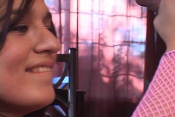 CBD Media: Prsatá Mexičanka s hnědovlasými vlasy honí