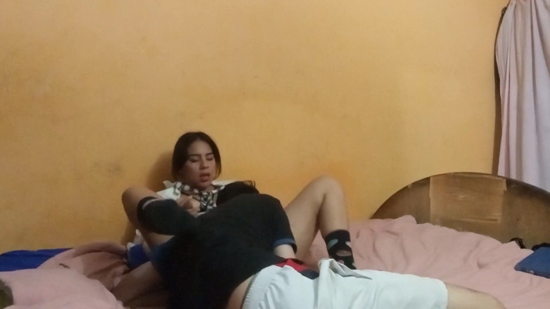 Artemisa74: Napalona uczennica dzwoni do swojego kolegi z klasy, aby uprawiał...