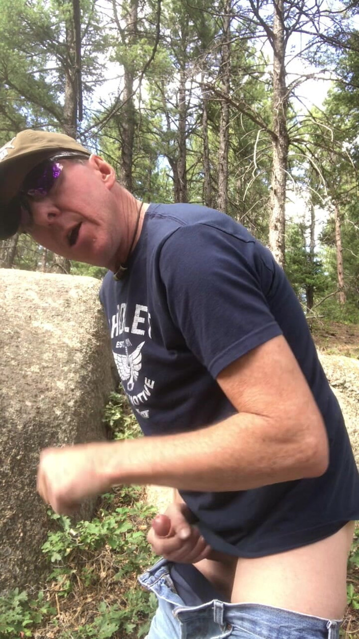 Adam Kaye: La pornostar adam kaye si masturba nei boschi