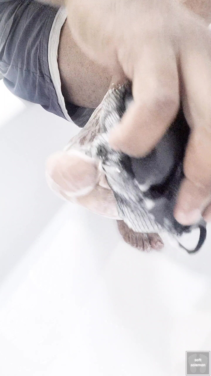 Soft Soleman: 用洗澡器给我的脚底肥皂 （2025）