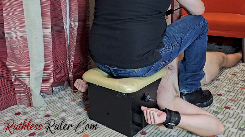 Ruthless ruler - maledom: Extremo jeans sentado na cara