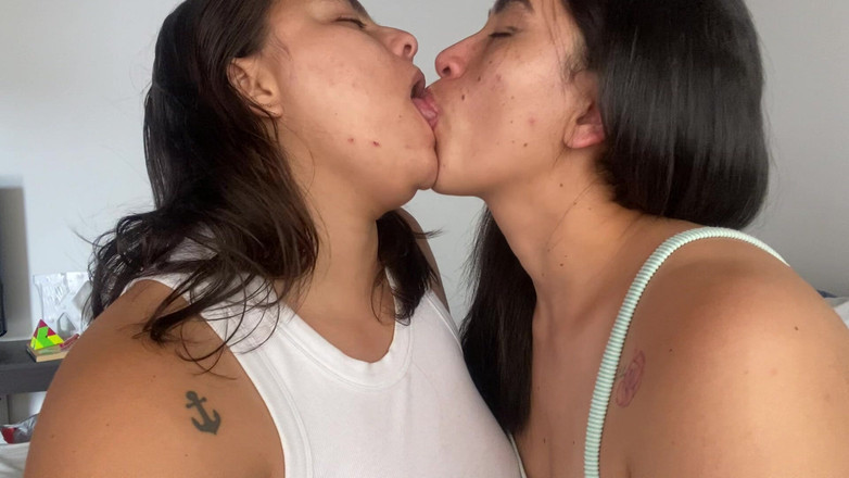 zoemelissa: Lesbische meisjes kussen diep met veel tong