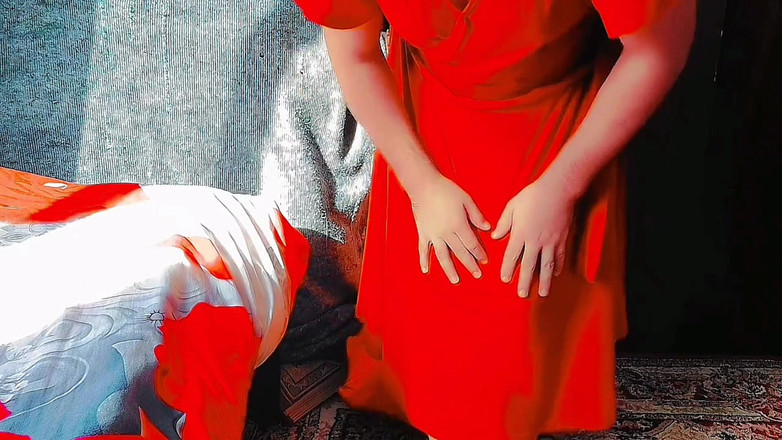 Kitty_Cross: Verspielte transgirl neckt mit weichem seidigem outfit