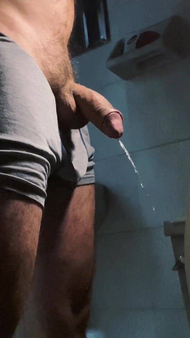 Latin mature king: Macho muž močí svým velkým ptákem