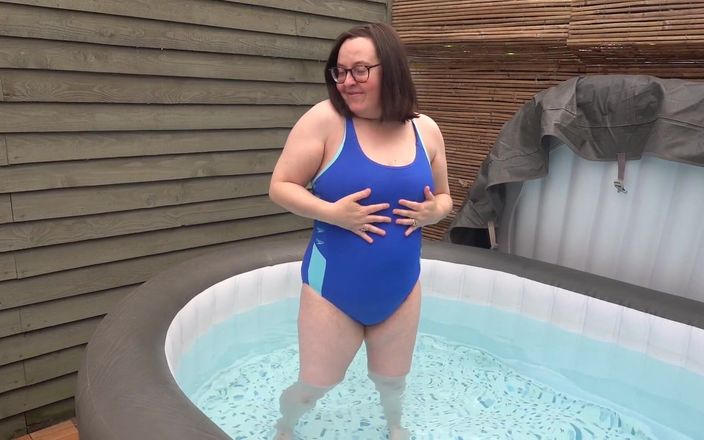 Littlevixen: Traje de baño azul en jacuzzi