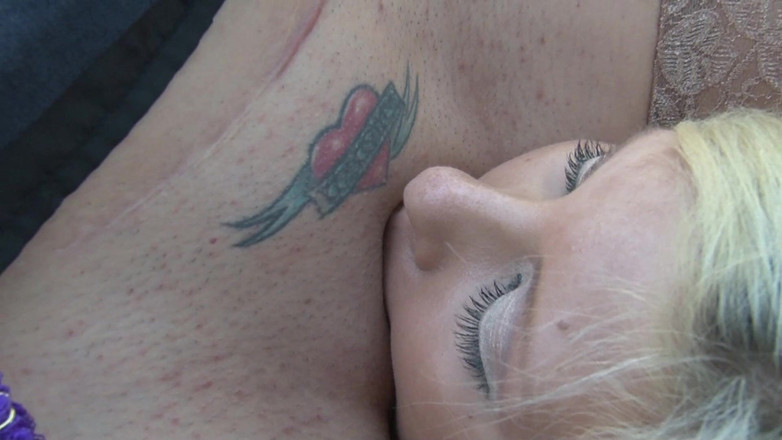 Hot Girlz: Lesbiene blonde obraznice mănâncă pizda afară și se încântă