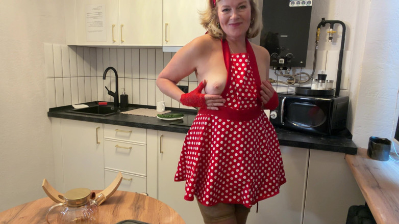 Heatwave Porn: Geile oma masturbiert mit einer gurke in der Küche, wenn...