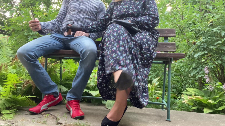 OurFetishLife: Branlette sexy, gant en latex, bite dans la nature et...