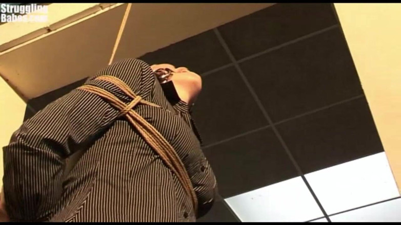 Submissed: Steffi atârnând pe frânghie Strâmt ballgagged