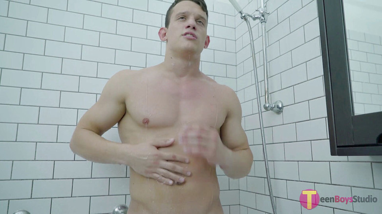 Doggy boys: Ragazzo muscoloso si masturba un carico molto necessario in bagno