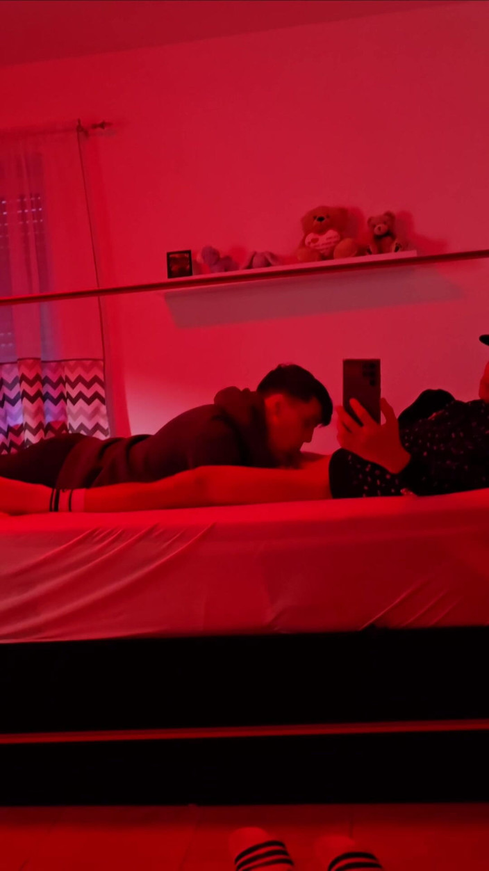 boyzxy212: Гей-отражение минета - застукали в зеркале