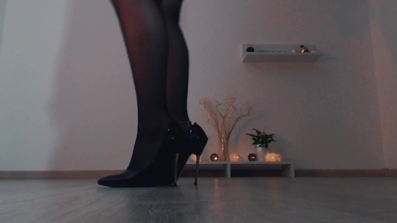 LegsOnHeels: I know you are curious so classy high heels in...