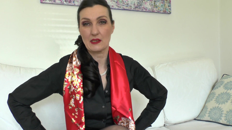 Lady Victoria Valente: Czerwona satyna i napalone ssanie kutasa oraz masturbacja w tkaninie...