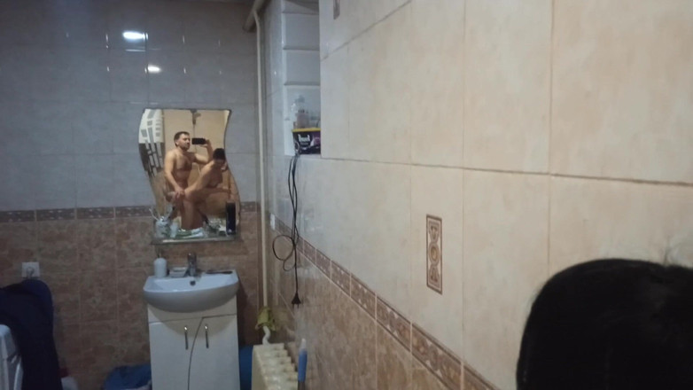 DirtyLubov: Pieprz w łazience z seksem oralnym