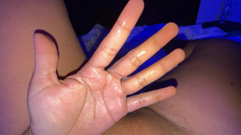 EMY_AND_JONH: Robię to przez cały dzień, ponieważ zawsze zostaję sam po...