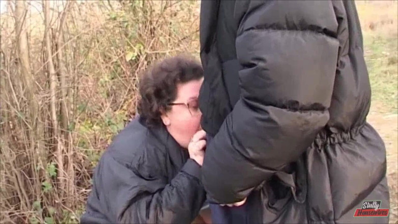 Vere Casalinghe Italia.: Old BBW chick sucks his cock outdoor in close up
