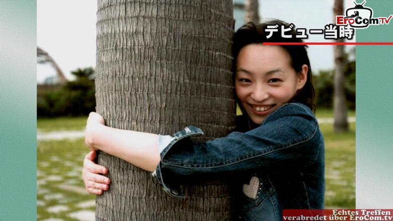EroCom: Zierliches asiatisches teen-mädchen mit einer haarigen muschi und kleinen titten