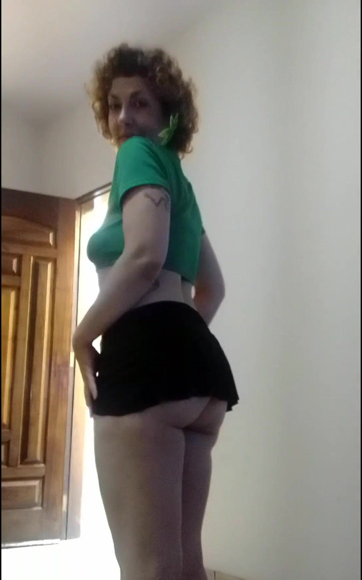 MariLou Moreira: Соблазняет короткой юбкой