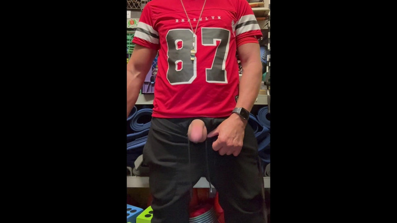 JockDad87: Jockdad87 набрасывает кучу в свою майку под номером 87.