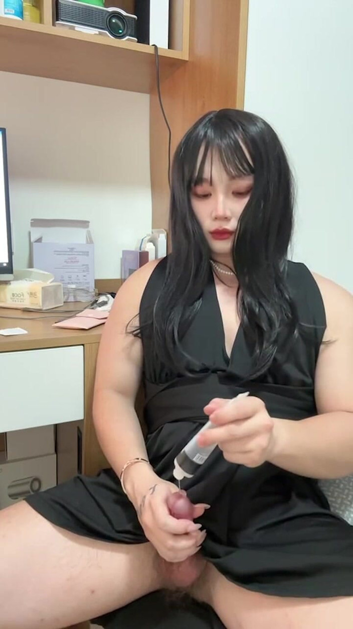 Akbb: Sua gracinha brincou com seus mamilos e depois ejaculou muito...