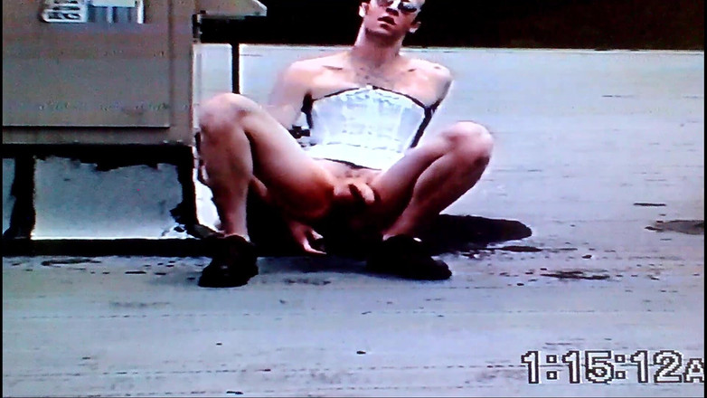 Jon Screcrow: 옥상에서 거대한 딜도를 타는 크로스드레서