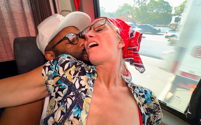 MaturePickup: Şanslı adam yaşlı bir kadını sert anal seks için aldı