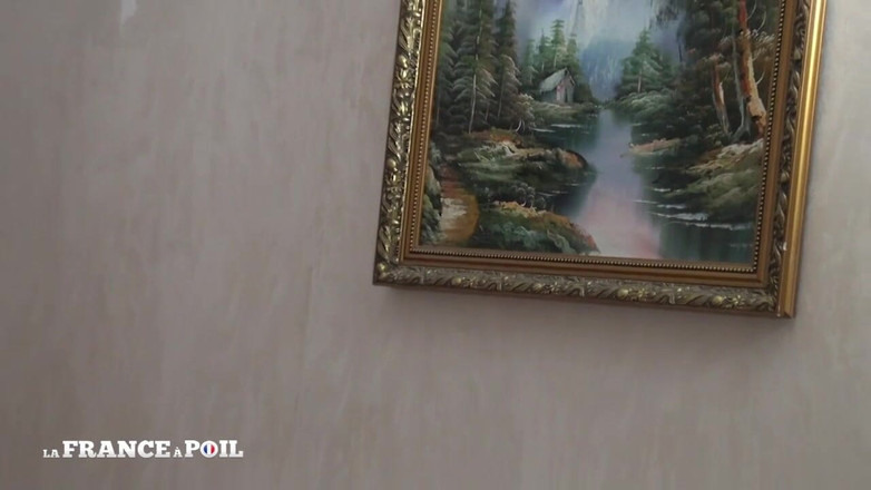 French Gonzo: いたずらっぽい小さな胸のブロンドディルドが演奏し、その後激しく叩かれて精液を浴びる