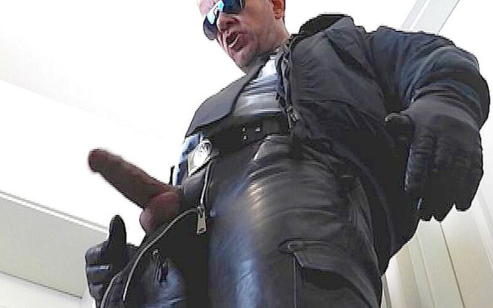 GERMANE_XL: 皮衣警察 61 撒尿和射精