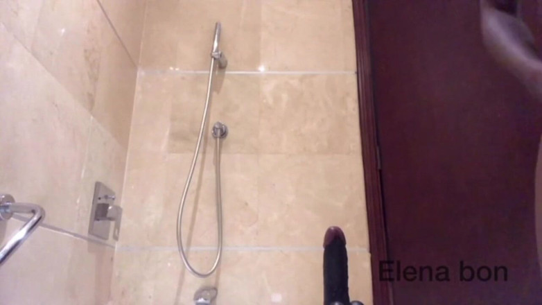 Elenabon: Elena jezdí na svém tlustém velkém robertku ve sprše, zatímco...