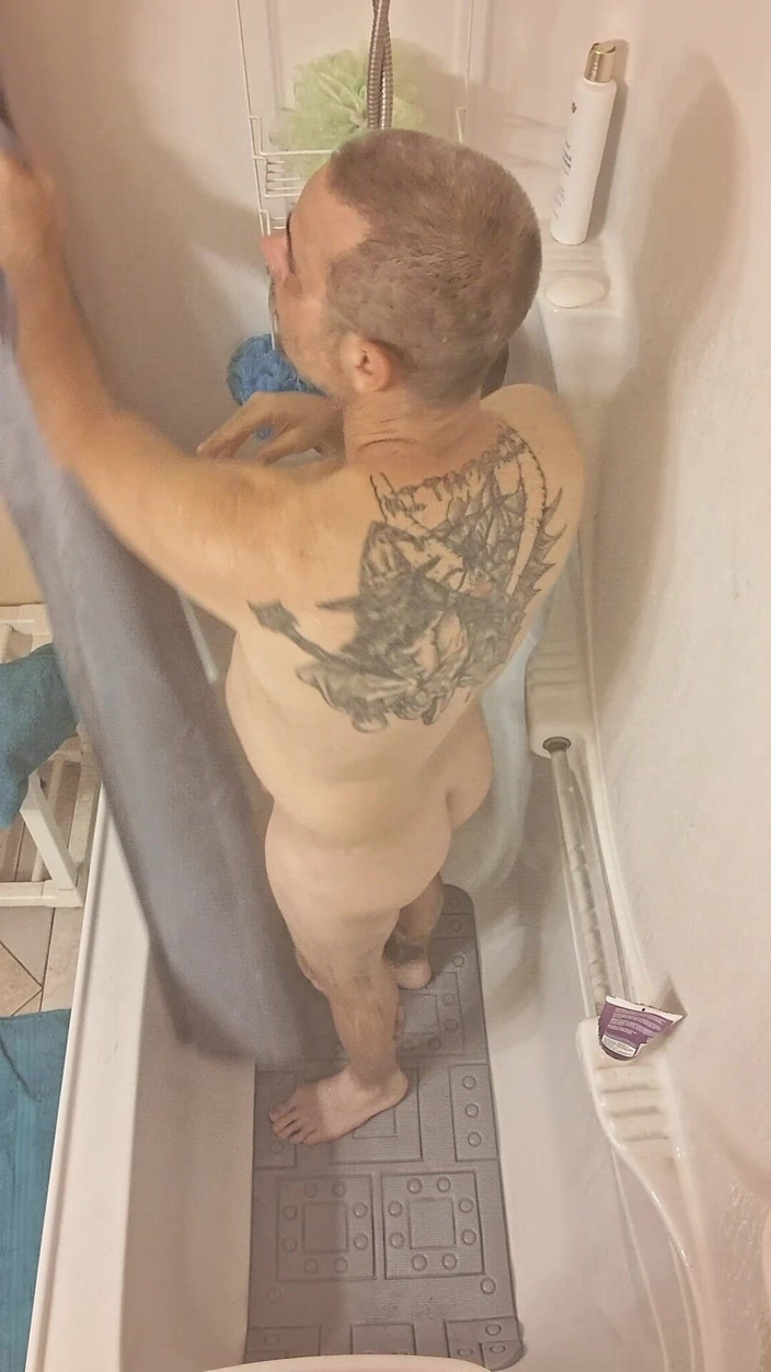 DubeSnackes: DubeSnackes, "샤워 시간", 내 몸 전체에 비누 거품을 문지르고, 내 자지를 문지르면 내 자지가 깨끗한지 확인하세요.