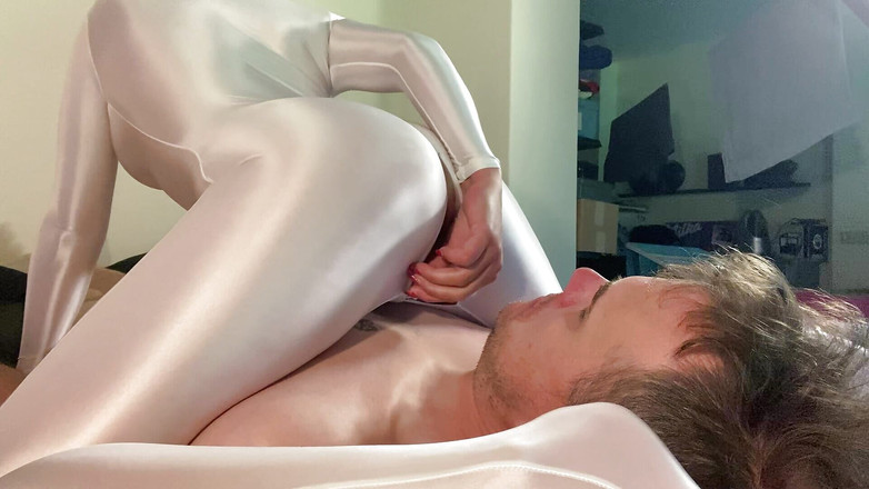 SluttyShanna: Ôi chúa ơi, cô ấy không thể ngừng phun nước và đi tiểu...