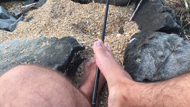 Manlyfoot: Une bite à la main mince dégouline dans la journée du...