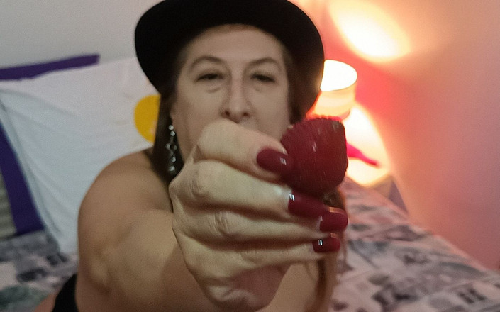 Veronica Rossi: Вероніка Россі чиновник - я граю з фальшивим членом і смокчу полуницю