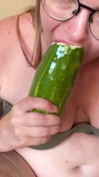 Děvka dívka zkoumá a kopat s velkou okurkou