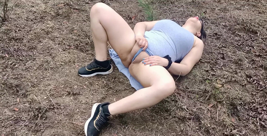 Valery Saenz xxx: 森の中で自慰行為 - あなたは私の猫が好きですか?私のファンのための独占ビデオ