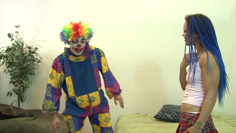 Ultima Video: Her clown does what ever she wants