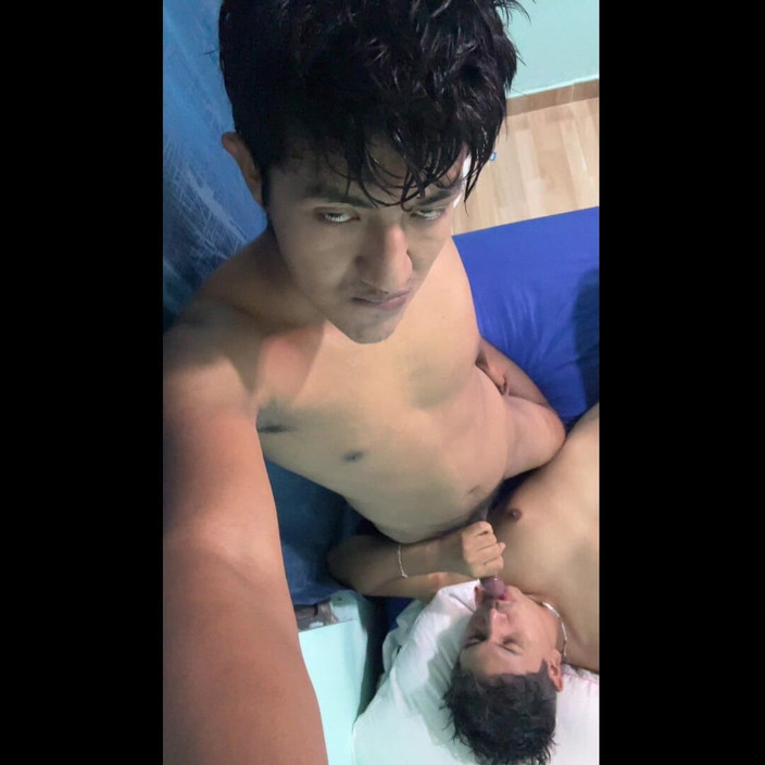 Peluche19 cm: Un giovane gay scopa senza preservativo con un amico gay...