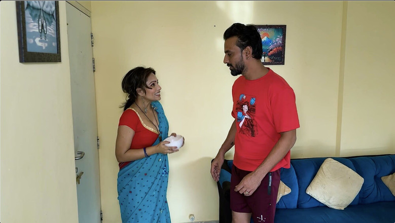 Zoyarat hore ultra: 隣の義姉が砂糖を頼みに来ました