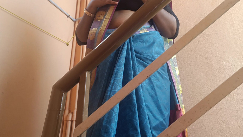 Inba: Donne sposate della vicina che mostrano la struttura nelle scale