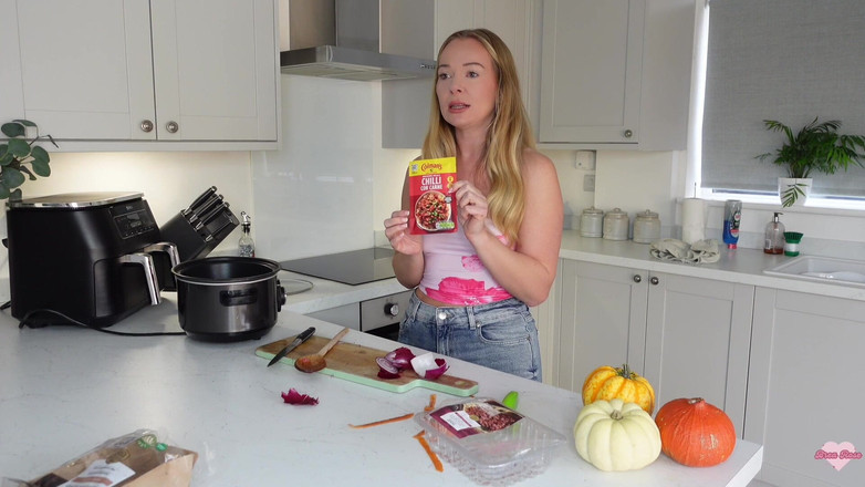 Brea Rose: Video cewek ini lagi masak bareng ibu tirinya