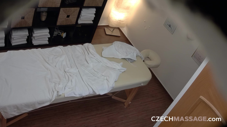Czech Massage: Masaje checo 385: joven morena se rellena el coño apretado