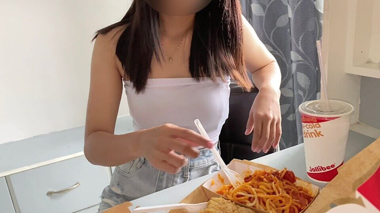 Pinay Shena Mae: Etenstrip en dan seks
