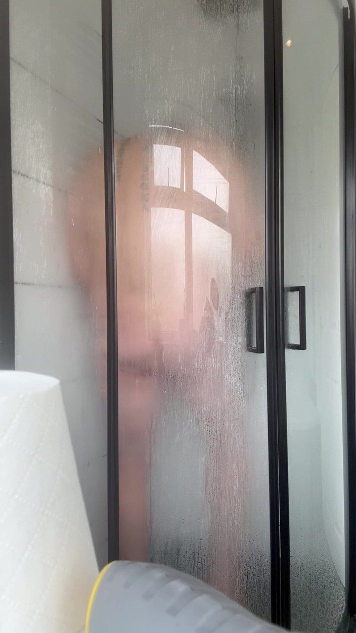 Jeffry: Homem com tesão tira a roupa e depila os pelos...
