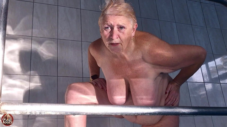 Uk Joolz: Sulle scale della piscina, nudo